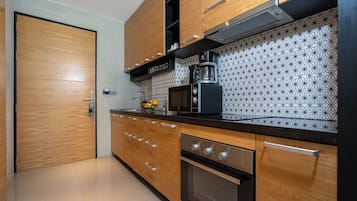 Design Studio Suite, Balcony, Garden View | Private kitchen | Electric kettle, toaster