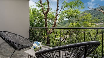 Design Studio Suite, Balcony, Garden View | Balcony view