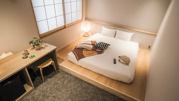 Escritorio, cortinas blackout, wifi gratis y ropa de cama