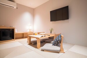 Desk, blackout curtains, free WiFi, bed sheets - WAYFARER Gojo (Kyoto)