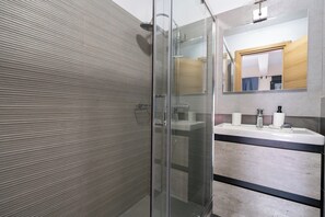 Sèche-cheveux, serviettes fournies, savon, papier toilette