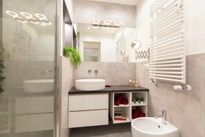 Comfort-Apartment | Badezimmer | Dusche, Haartrockner, Handtücher, Seife