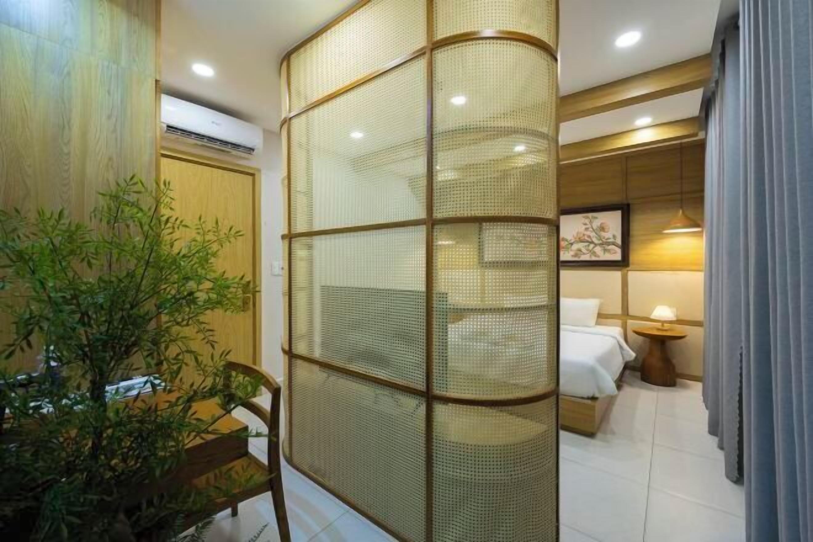 Memory foam-senger, minibar, skrivebord og skrivebord for bærbar PC