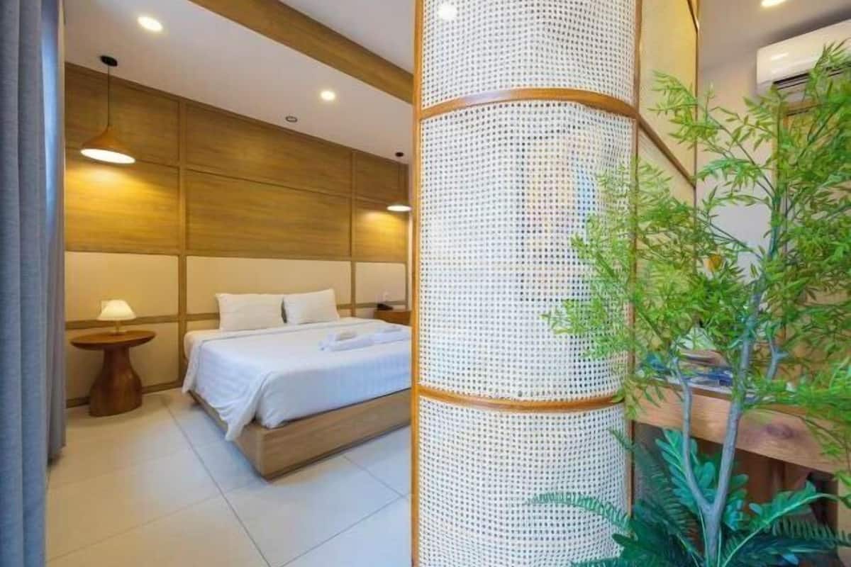 Memory foam beds, minibar, desk, laptop workspace