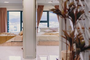 Leilighet – deluxe, 2 soverom, byutsikt | 2 soverom, skrivebord for bærbar PC og strykejern/-brett