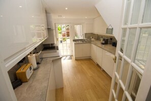 Private kitchen - Charming coach house by the sea. (Aberlady)