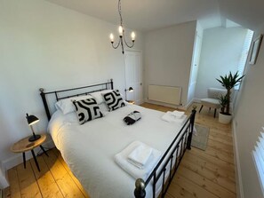 2 bedrooms, iron/ironing board, WiFi, bed sheets - Charming coach house by the sea. (Aberlady)