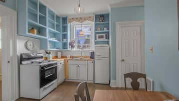 冰箱、微波炉、烤箱、炉灶