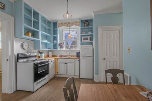 Fridge, microwave, oven, stovetop - Cozy Irvington Getaway: Mins to Downtown (Indianapolis)