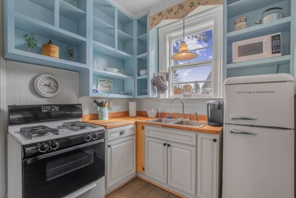 Fridge, microwave, oven, stovetop - Cozy Irvington Getaway: Mins to Downtown (Indianapolis)