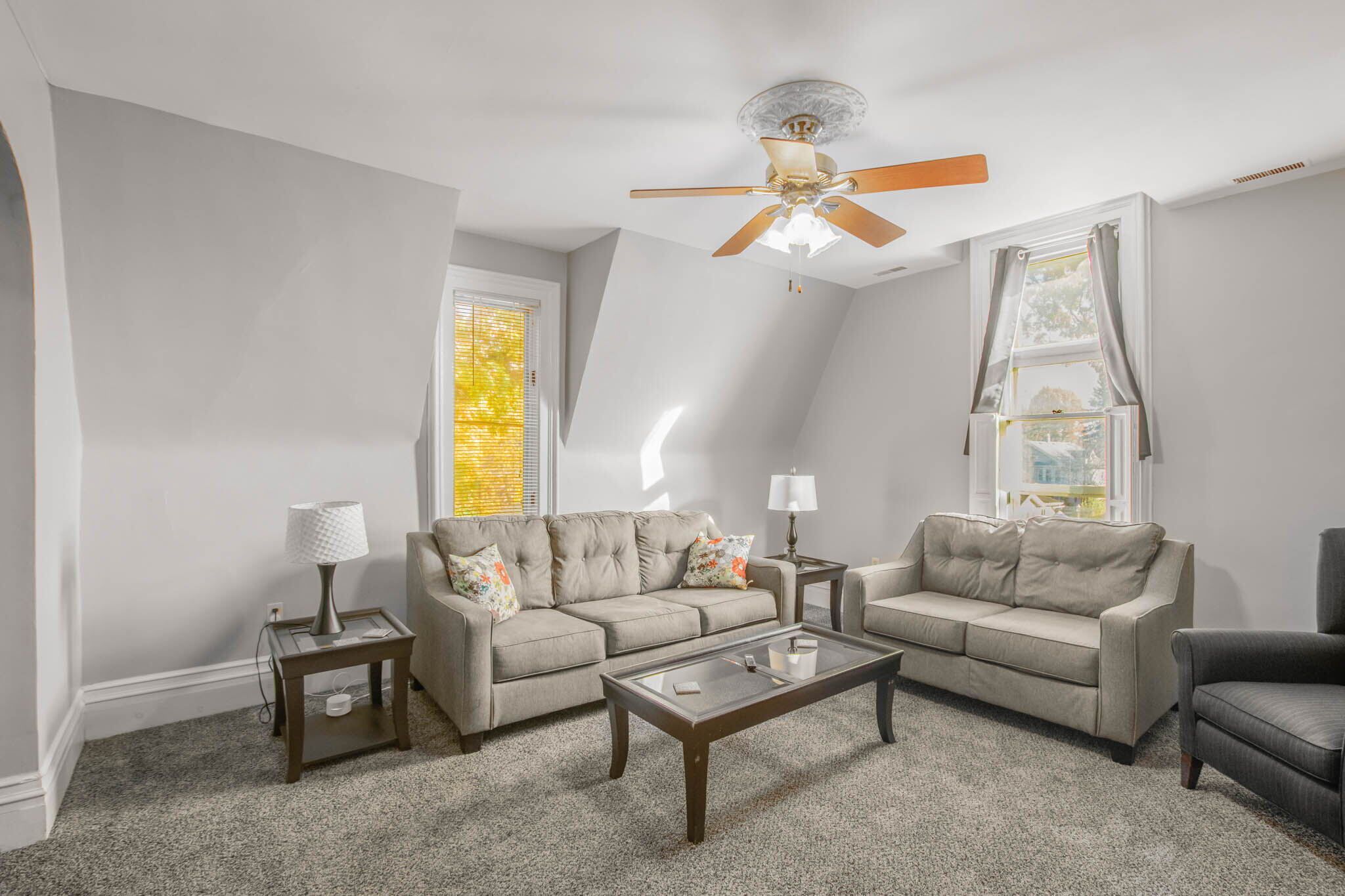 Televisión y oficina 