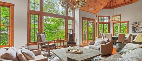 Una Smart TV, una chimenea