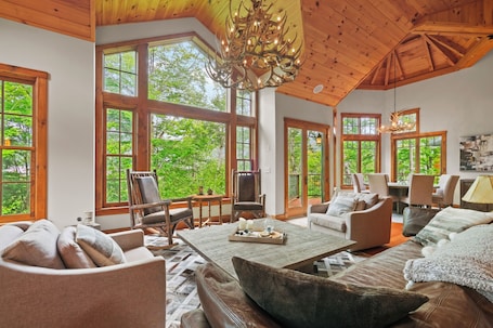 Smart TV, fireplace. 🌲 Rustic & Comfy 5BR Retreat | 🛗 Elevator | 🎱 Game Room | ♨️ Hot Tub | 🐾 Pets OK