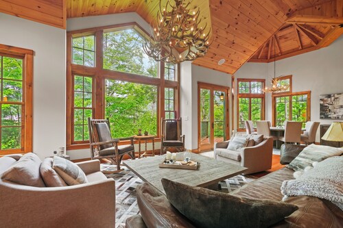 🌲 Rustic & Comfy 5BR Retreat | 🛗 Elevator | 🎱 Game Room | ♨️ Hot Tub | 🐾 Pets OK