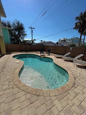 حمّام سباحة مُدفَّأ