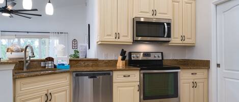 Refrigerador, microondas, horno y parrilla de estufa