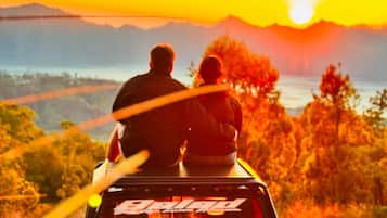 Deluxe Room with Jeep Tour | Desk, free WiFi, bed sheets