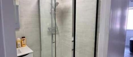 石鹸、トイレットペーパー