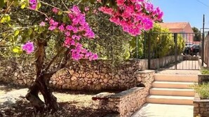 A stone pathway leading to a house with a covered porch. - Holiday house Mia (Rogoznica)