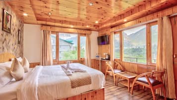 Quarto casal conforto, sacada, vista para a montanha | Espaço de trabalho para notebook, ferros/tábuas de passar roupa