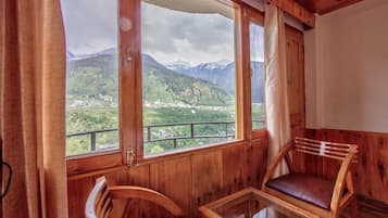 Quarto casal conforto, sacada, vista para a montanha | Espaço de trabalho para notebook, ferros/tábuas de passar roupa
