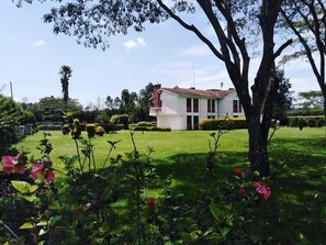 Property grounds - Lux Suites Marura Holiday Villa Nakuru (Nakuru)