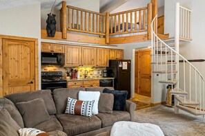 Smart-tv, een open haard en boeken