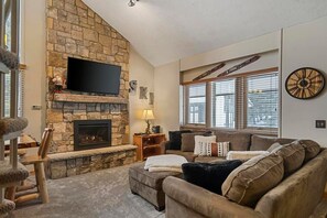 Smart-tv, een open haard en boeken