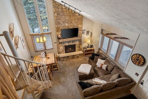 TV connectée, cheminée, livres