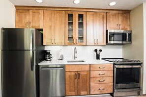 Fridge, microwave, oven, stovetop - Ramshead: Main Floor: Ski in Ski Out (Boyne Falls)