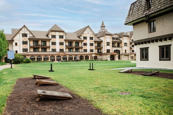 Exterior - Ramshead: Main Floor: Ski in Ski Out (Boyne Falls)