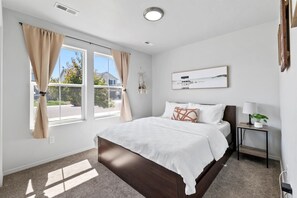 3 habitaciones, tabla de planchar con plancha y cuna de viaje 