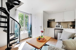 City Apartment (5) | Living area