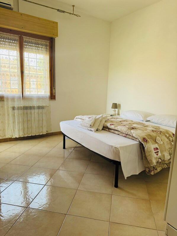 Chambre de base double, balcon | Accès au Wi-Fi (inclus)