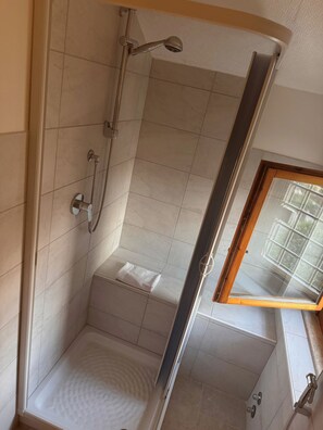 Basic Twin Room | Bathroom - la villetta fiera airport (Rome)