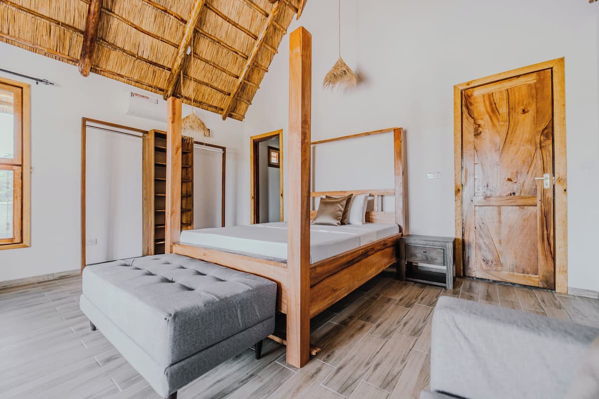 Luxury Bungalow, 1 King Bed, Pool View | Room amenity