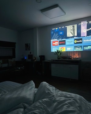 Suite estudio Deluxe | Escritorio, espacio para trabajar con laptop y cortinas blackout