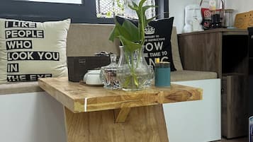 Deluxe Room, 1 King Bed | Living area