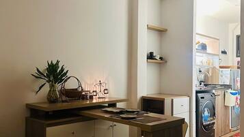 Deluxe Studio Suite | Private kitchen | Full-sized fridge, microwave