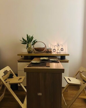 Deluxe-studiosuite | Privat køkken | Køleskab/fryser i fuld størrelse, mikrobølgeovn