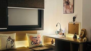 Deluxe Studio Suite | Living area