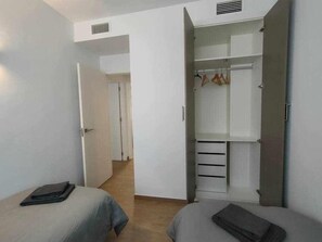 2 bedrooms, iron/ironing board, WiFi