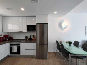 Fridge, cookware/dishes/utensils