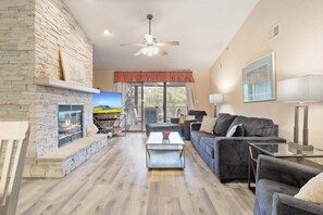 TV - Lakefront Condo Near the State Park (Osage Beach)