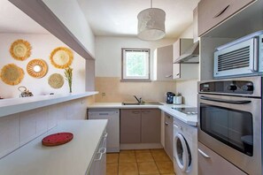 Réfrigérateur, four à micro-ondes, un four, surface de cuisson