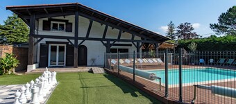 La maison du Bonheur Ares, 28 pers with swimming pool