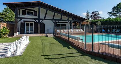 La maison du Bonheur Ares, 28 pers with swimming pool