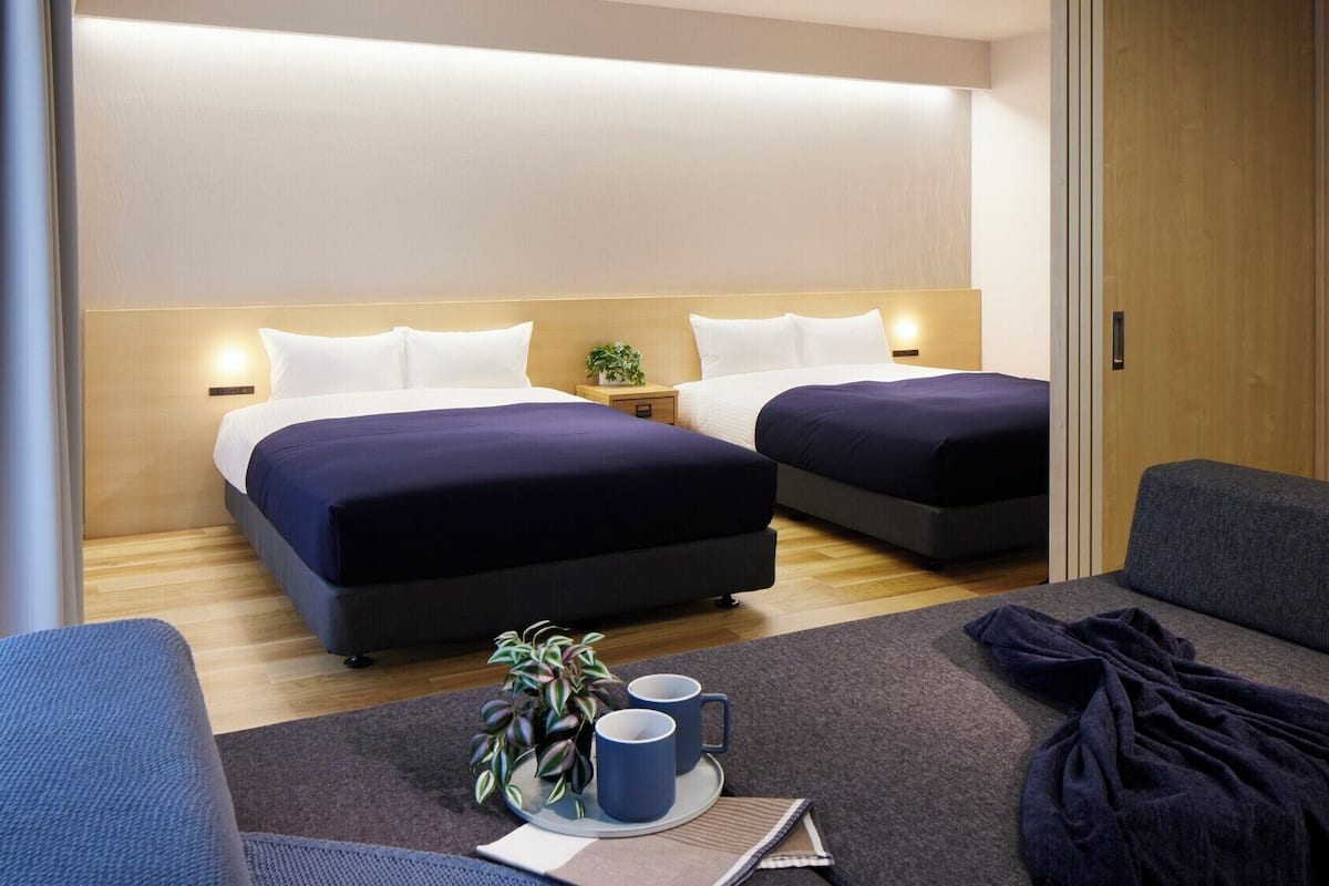 Deluxe Theater 1Bedroom with 3Beds | 1 bedroom, desk, blackout drapes, iron/ironing board