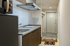 标准公寓, 多张床, 无烟房, 厨房 | 私人厨房 | 冰箱、微波炉、炉灶、厨具/餐具