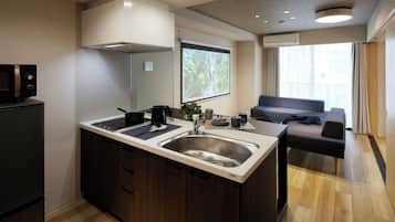 Deluxe Theater 1Bedroom with 3Beds | Private kitchen | Fridge, microwave, stovetop, cookware/dishes/utensils